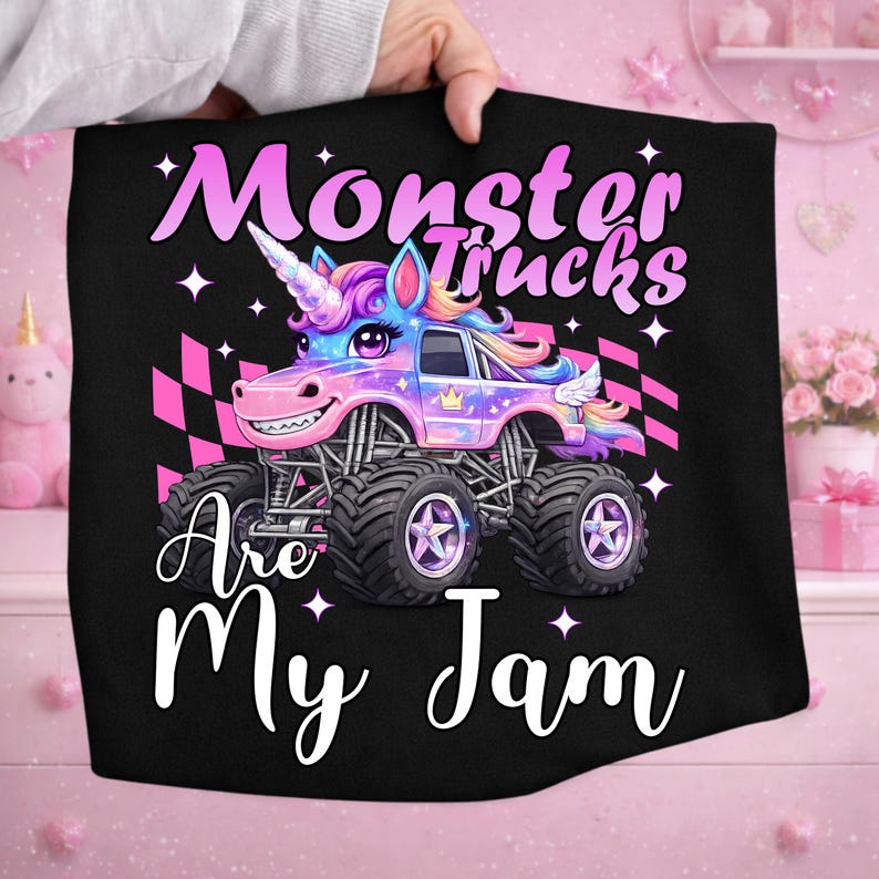 Puede incluir: Camiseta negra con un dise&ntilde;o de cami&oacute;n monstruo unicornio. El cami&oacute;n es una vibrante mezcla de rosa, morado y azul, con neum&aacute;ticos grandes y un emblema en forma de estrella. El texto dice "Monster Trucks Are My Jam."