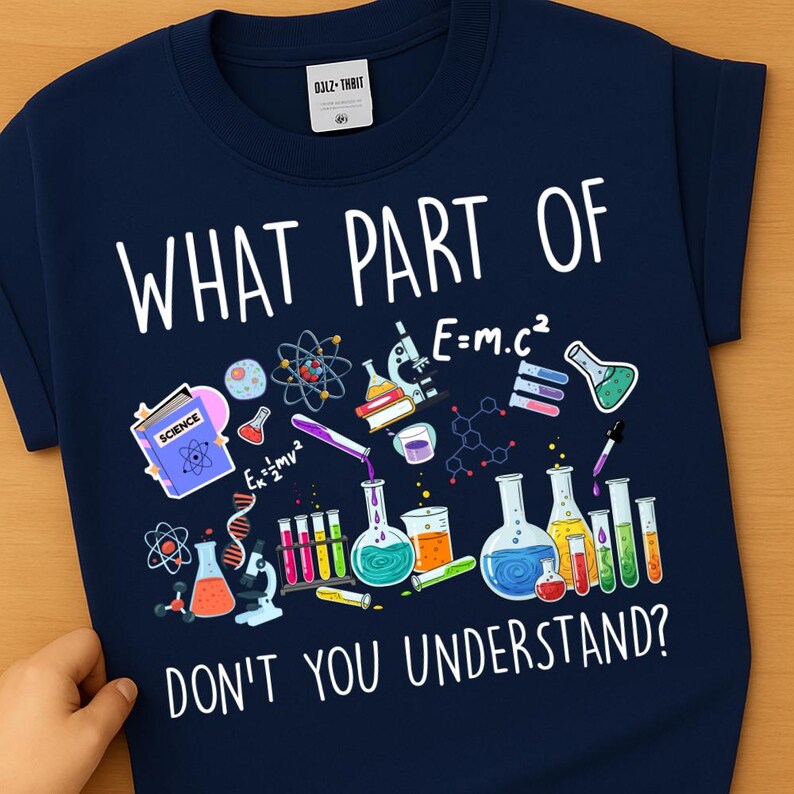 Może przedstawiać: Granatowa bluza z nadrukiem o tematyce naukowej. Projekt zawiera tekst "WHAT PART OF DON'T YOU UNDERSTAND?" wraz z ilustracjami sprzętu naukowego, wzor&oacute;w i książki z napisem "SCIENCE."