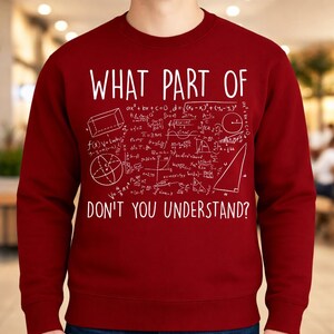 Peut inclure: Un sweat-shirt bordeaux avec du texte blanc et des &eacute;quations math&eacute;matiques. Le texte dit "WHAT PART OF DON'T YOU UNDERSTAND?" avec diverses formules et diagrammes. Un design humoristique pour les amateurs de math&eacute;matiques.
