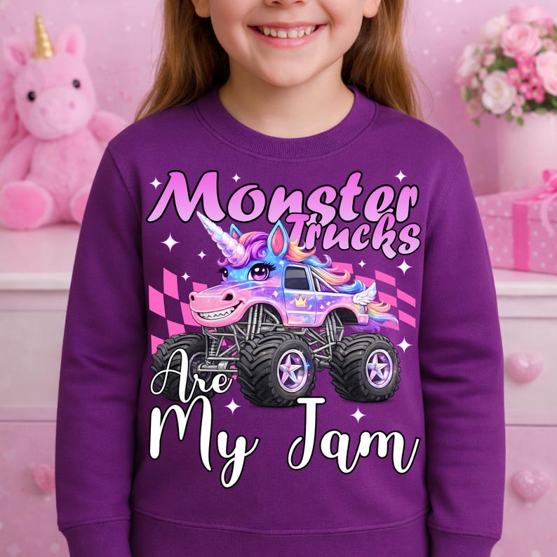 Puede incluir: Una sudadera morada con un dise&ntilde;o de cami&oacute;n monstruo, con un cuerno de unicornio y el texto "Monster Trucks Are My Jam". El gr&aacute;fico incluye estrellas y un dise&ntilde;o de bandera a cuadros. La sudadera es usada por una persona.