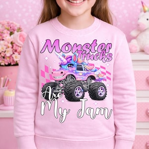 Puede incluir: Sudadera rosa con un cami&oacute;n monstruo colorido con un cuerno de unicornio y el texto "Monster Trucks Are My Jam". El dise&ntilde;o incluye una bandera a cuadros y estrellas. La sudadera es de color rosa liso.