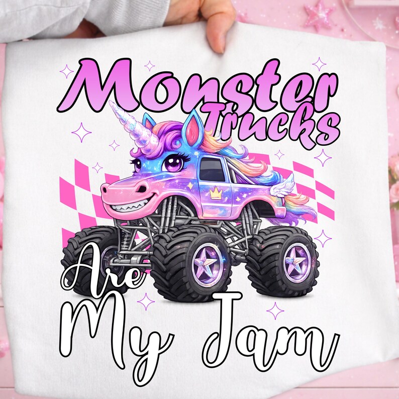 Puede incluir: Un art&iacute;culo de tela blanca con un dise&ntilde;o de cami&oacute;n monstruo colorido. El cami&oacute;n es un unicornio con un cuerpo rosa, detalles morados y azules, y neum&aacute;ticos negros grandes. El texto dice "Monster Trucks Are My Jam."
