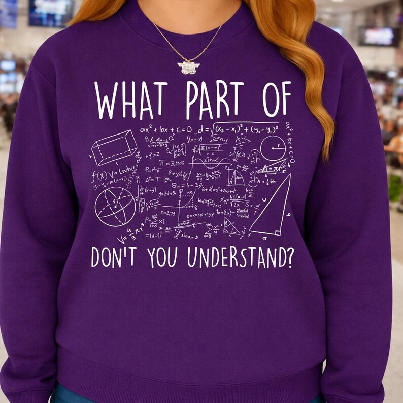 Peut inclure: Un sweat-shirt violet avec l'inscription blanche "WHAT PART OF DON'T YOU UNDERSTAND ?". Le design comprend des &eacute;quations et des diagrammes math&eacute;matiques, parfait pour les passionn&eacute;s de math&eacute;matiques.