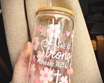 She is Strong Glasmugg | 47 cl Iskaffekopp med bambulock, Självvård