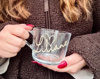 Personlig glasmugg, kaffe-, te- eller varm chokladmugg för presenter eller en personlig present. 250 ml glas med personligt namn, perfekt för cappuccino.