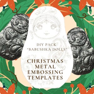 Puede incluir: Paquete de bricolaje de plantillas de metal para repujado navideño de muñecas rusas. La imagen presenta un contorno blanco de muñeca rusa, dos plantillas de muñeca rusa de metal y texto sobre un fondo crema, rodeado por una corona navideña con flores naranjas.