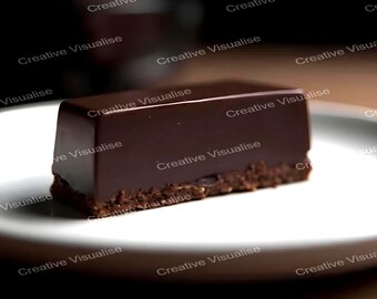 Ciasto czekoladowe w kostce z polewą z gorzkiej czekolady podawane na białym porcelanowym talerzu