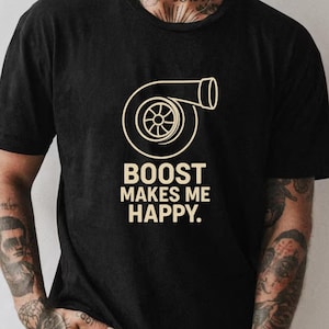 Turbolader Boost Makes Me Glücklich Auto Kerl T-Shirt | Lustiges Car Racing T-Shirt