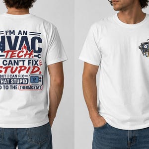 Op de afbeelding: Witte T-shirts met HVAC-thema graphics. Eén shirt heeft de tekst: "I'M AN HVAC TECH. I CAN'T FIX STUPID, BUT I CAN FIX WHAT STUPID DID TO THE THERMOSTAT." Het andere shirt heeft een kleine afbeelding van HVAC-gereedschap.