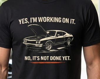Camiseta engraçada para mecânico | Estou trabalhando nisso, presente para apaixonado por carros