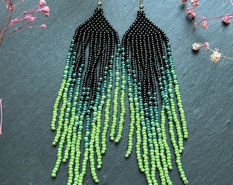 Kolczyki z frędzlami w kolorze czarno-zielonym, ręcznie robione kolczyki w stylu boho, biżuteria ombre, prezent dla niej