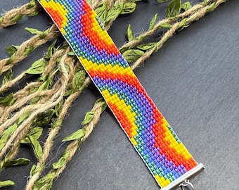 Bransoletka z koralików tęczowych, kolorowa, ręcznie robiona biżuteria boho, bransoletka przyjaźni, prezent na lato dla niej