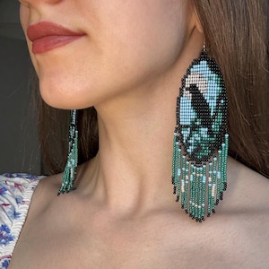 Brincos de Corvo com Miçangas Pretas e Verdes - Franjas Longas com Desenho de Lua, Joias Boho Feitas à Mão - Presente para Ela