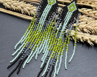 Czarno-zielone kolczyki z koralikami ombre, długa, zwisająca biżuteria w stylu etnicznym, prezent boho dla niej