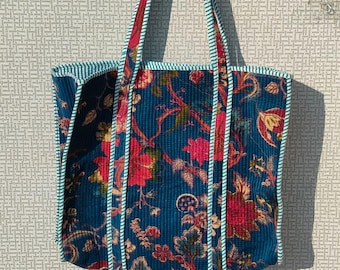 Bolso acolchado de terciopelo hecho a mano: bolso reversible con estampado floral azul