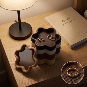 Può includere: Un set di tre tazze in ceramica con finitura opaca e macchiettata. Le tazze sono nei toni crema, grigio chiaro e grigio scuro. Ogni tazza ha un design semplice e minimalista, perfetto per caffè o tè.