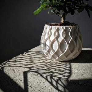 Moderner 3D-gedruckter Pflanztopf – Minimalistischer Blumentopf mit Wellenstruktur | Nachhaltige Wohn-Deko | Design-Pflanzgefäß aus PLA