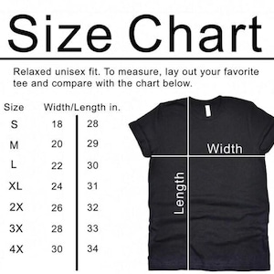 Może przedstawiać: Czarny t-shirt z tabelą rozmiar&oacute;w. Tabela zawiera rozmiary od S do 4XL, z odpowiadającymi im wymiarami szerokości i długości w calach. Tekst "Size Chart" znajduje się na g&oacute;rze. Koszulka jest mierzona pod względem szerokości i długości.