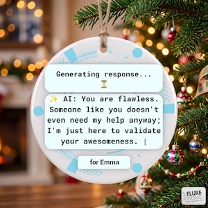 Könnte beinhalten: Ein rundes, weißes Keramikornament mit einer hellblauen digitalen Schnittstellengrafik. Der Text lautet: Generating response... ⏳ ✨ AI: You are flawless. Someone like you doesn't even need my help anyway; I'm just here to validate your awesomeness. | for Emma