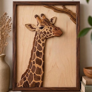 Könnte beinhalten: Holzwandkunst mit dem Kopf und Hals einer Giraffe. Die Giraffe ist aus verschiedenen Brauntönen gefertigt und weist ein detailliertes Fleckenmuster auf. Das Kunstwerk ist in einem dunkelbraunen Holzrahmen gerahmt und erzeugt einen dreidimensionalen Effekt.
