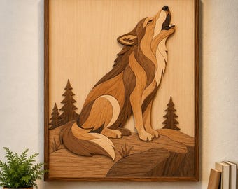Könnte beinhalten: Wandkunst aus Holz mit einem heulenden Wolf. Das Kunstwerk verwendet verschiedene Holzfarben, um einen geschichteten Effekt zu erzeugen. Der Wolf sitzt auf einem Felsen mit Bäumen im Hintergrund, alles in einem Rahmen.