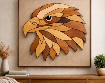 Könnte beinhalten: Wandkunst aus Holz mit einem detaillierten Adlerkopfprofil. Das Kunstwerk besteht aus verschiedenen Holzfarben, darunter helle und dunkle Brauntöne, die einen mosaikartigen Effekt erzeugen. Der Adler ist in einem dunkelbraunen Holzrahmen gerahmt.