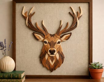 Könnte beinhalten: Ein Wandkunstwerk aus Holz mit einem Hirschkopf. Das Kunstwerk zeigt ein detailliertes Mosaikdesign mit verschiedenen Brauntönen, gerahmt in einem dunkelbraunen Rahmen. Das Geweih des Hirsches ist aufwendig gearbeitet, und der Hintergrund ist ein neutraler Leinenstoff.