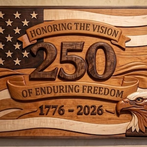 Puede incluir: Arte de pared de madera que representa la bandera estadounidense con el texto "Honoring the Vision 250 of Enduring Freedom 1776-2026". La obra de arte presenta un águila tallada y estrellas.