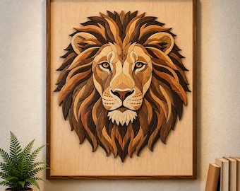 Könnte beinhalten: Wandkunst aus Holz mit einem Löwenkopf. Das Kunstwerk zeigt ein detailliertes Löwengesicht mit einer mehrfarbigen Mähne in Braun- und Beigetönen. Das Stück ist in einem dunkelbraunen Holzrahmen gerahmt und auf einem hellen Holzgrund montiert.