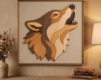Könnte beinhalten: Wandkunst aus Holz mit dem Kopf eines heulenden Wolfes. Das Kunstwerk ist aus verschiedenen Holztönen gefertigt, darunter Dunkelbraun, Hellbraun und Beige, wodurch ein geschichteter Effekt entsteht. Der Wolf ist in einem quadratischen Holzrahmen gerahmt.