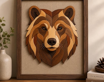 Könnte beinhalten: Gerahmte Holzskulptur eines Bärenkopfes. Das Kunstwerk zeigt ein mosaikartiges Design mit verschiedenen Brauntönen, wodurch ein detailliertes und strukturiertes Aussehen entsteht. Das Gesicht des Bären ist zentriert, mit sichtbaren Augen, Nase und Ohren. Der Rahmen ist dunkelbraun.