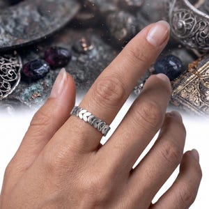 Chevronbandring, stapelbar guldring, minimalistisk mönsterring, geometrisk vigselring, smyckesgåva för vardagsbruk