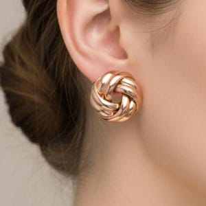 Orecchini a perno con nodo d'amore in oro, delicati orecchini a nodo, regalo minimalista per impegno, regalo per lei, regalo per damigella d'onore