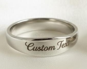 Anillos de pareja personalizados y grabados, banda dorada con texto personalizado y anillo de compromiso a juego.
