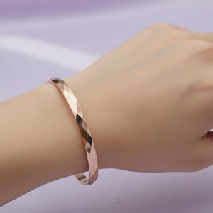 Bracelete elegante em tom de ouro rosa, pulseira minimalista, joia contemporânea para usar em conjunto com outras peças, presente perfeito para ela.