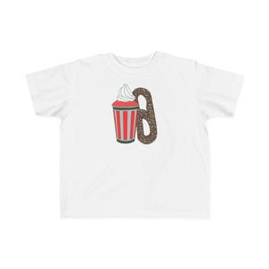 Op de afbeelding: Een set van drie keramische mokken met een gespikkelde, matte afwerking. De mokken zijn in crème, lichtgrijs en donkergrijs. Elke mok heeft een eenvoudig, minimalistisch ontwerp.