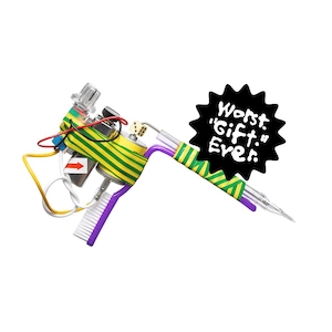 Puede incluir: Una pistola de tatuaje novedosa con un diseño de rayas amarillas y verdes, un mango morado y un cabezal de cepillo de dientes. Las palabras "Worst Gift Ever" están en una estrella negra.
