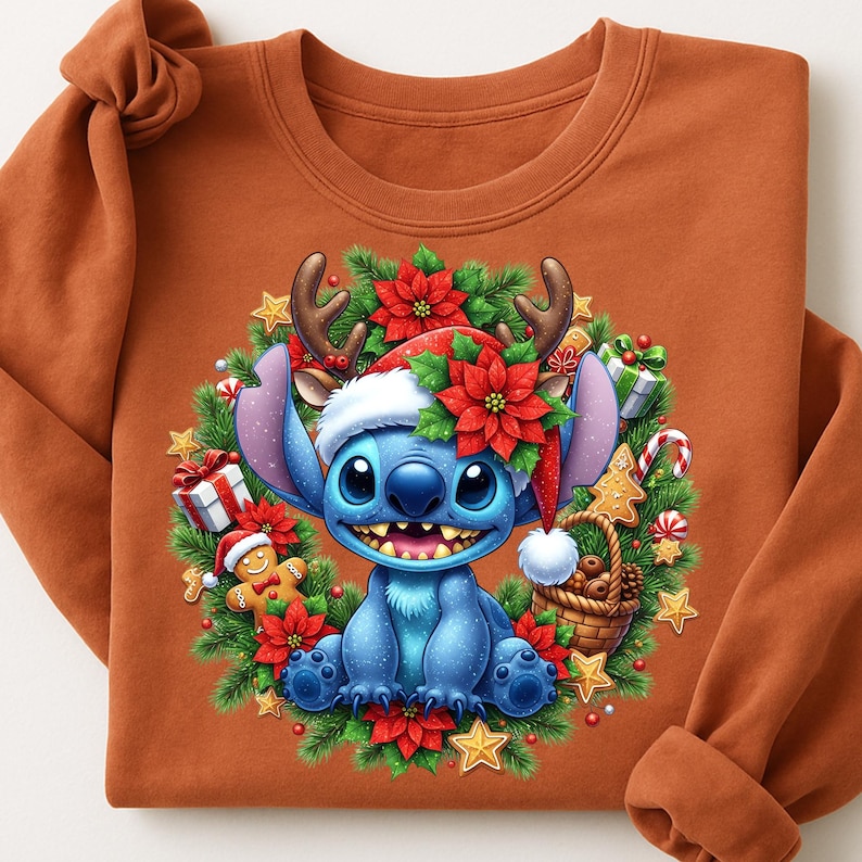 Puede incluir: Una sudadera naranja con un personaje de dibujos animados azul que lleva un gorro de Pap&aacute; Noel y est&aacute; rodeado de decoraciones navide&ntilde;as. El personaje sonr&iacute;e, y el dise&ntilde;o incluye flores de Pascua, regalos y un hombre de jengibre.