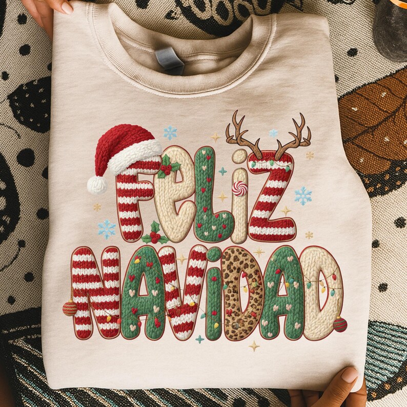 K&ouml;nnte beinhalten: Beiges Sweatshirt mit dem Schriftzug "Feliz Navidad" in festlichem Design. Der Text zeigt einen Weihnachtsmannhut, Rentiergeweihe und eine Mischung aus roten, gr&uuml;nen und Leopardenmustern, perfekt f&uuml;r die Weihnachtszeit.
