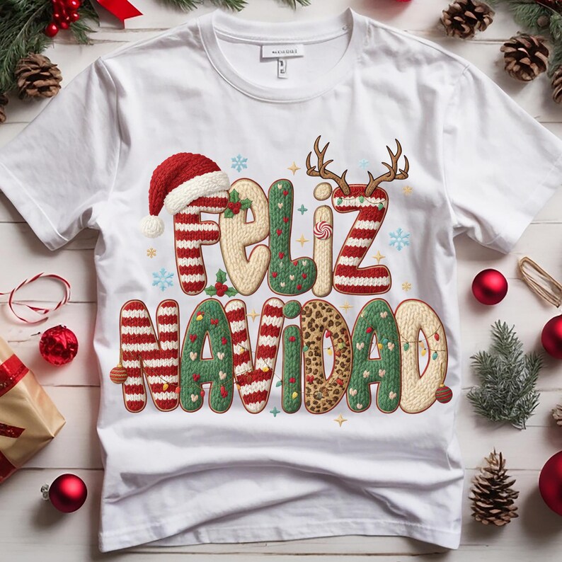 K&ouml;nnte beinhalten: Wei&szlig;es T-Shirt mit dem Schriftzug "Feliz Navidad" in einem festlichen Design. Der Text zeigt einen Weihnachtsmannhut, Rentiergeweihe und einen Buchstaben mit Leopardenmuster. Weihnachts-Themenbekleidung.