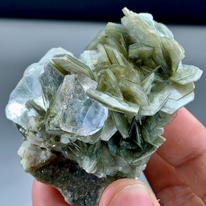 182g natürlicher transparent rosa Fluorit Kristall mit stufenförmigen Wachstumsmustern wunderschön in sich ruhender Muskovit Glimmer Matrix aus Pakistan