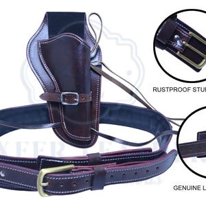 Op de afbeelding: Een bruine leren holster- en riemenset met witte stiksels. De set bevat een holster, een brede riem en een smallere riem, allemaal met messingkleurige gespen. De tekst "RUSTPROOF STURDY METAL" en "GENUINE LEATHER" zijn ook zichtbaar.