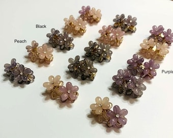 Ein Paar kleine Blumen Haarklammern