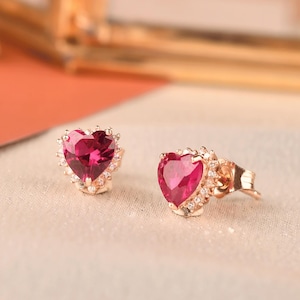 Örhängen med rubinhjärta i 18 karat massivt guld | 6 mm hjärtslipad ädelsten med moissanithalo | Örhängen med rubinsten | Romantisk present till henne