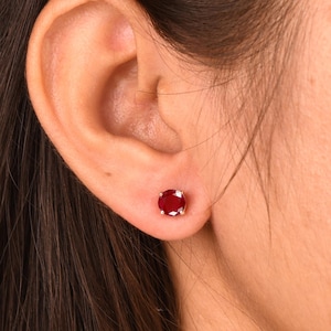 Örhängen i rubin i 14 karat massivt guld | 6 mm runda minimalistiska smycken | Örhängen med 4 stift och ädelstenar | Eleganta färgglada örhängen | Present till henne
