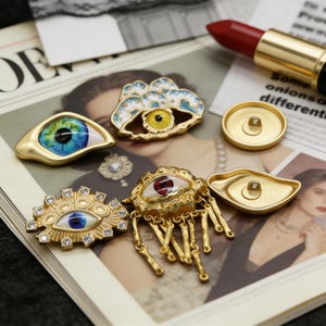 Puede incluir: Un juego de tres tazas de cerámica con un acabado mate moteado. Las tazas son de color crema, gris claro y gris oscuro. Cada taza tiene un diseño simple y minimalista y un asa redondeada.