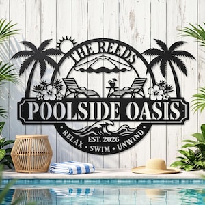 Könnte beinhalten: Ein rundes Wandbild aus schwarzem Metall mit Silhouetten von zwei Palmen, zwei Liegestühlen, einem Sonnenschirm und Hibiskusblüten. Der Text lautet THE REEDS, POOLSIDE OASIS, RELAX, SWIM, UNWIND und EST. 2026, ergänzt durch eine Wellengrafik.