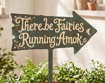 There be Feen Amok laufen Metall Schild, Outdoor Vintage Garten Dekor, Metall Yard Art, Metall Gartenpfahl, einzigartiges Geschenk für Gärtner/in