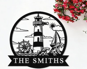 Può includere: Decorazione murale in metallo nero con faro, barca a vela e onde. Il design circolare include un timone e il testo "THE SMITHS" su uno stendardo. Tema nautico.