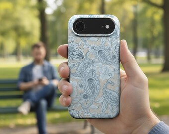Funda para iPhone MagSafe con estampado paisley, funda botánica para iPhone, estampado paisley floral vintage, funda estética azul neutro, estilo clásico y suave.